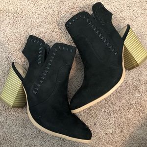 Super cute black suede booties!